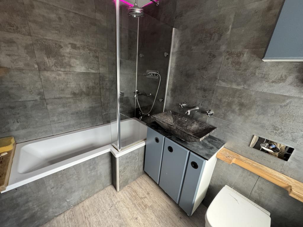 Lot: 104 - SEMI-DETACHED HOUSE FOR IMPROVEMENT - Bathroom